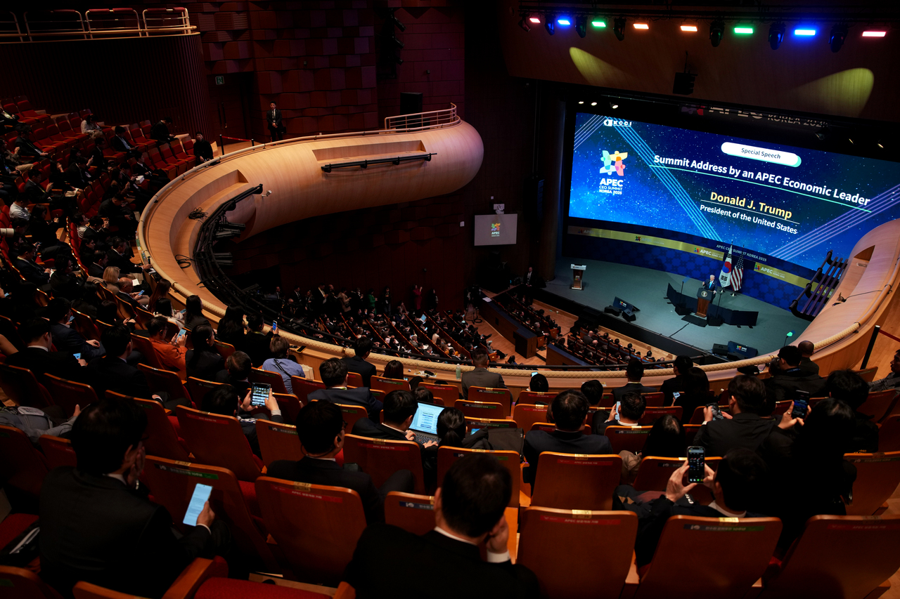 <p>Доналд Тръмп на посещение в Южна Корея.</p>