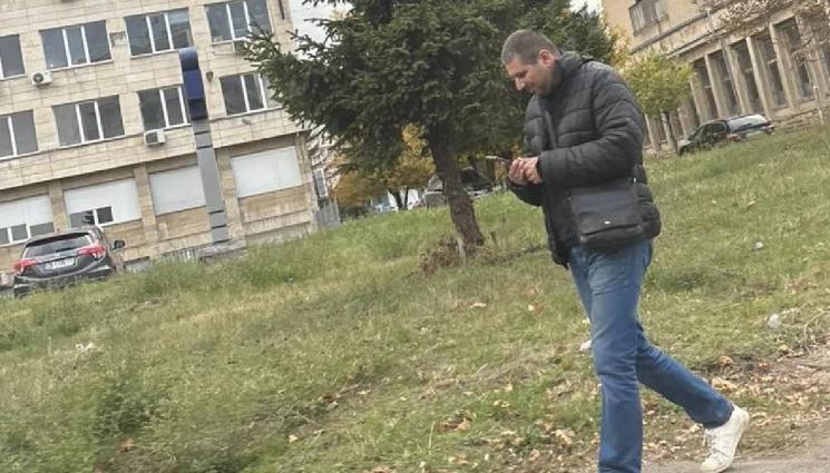 извратеняк - Вадил го пред децата в няколко квартала: Извратенякът - пазил данъчното!