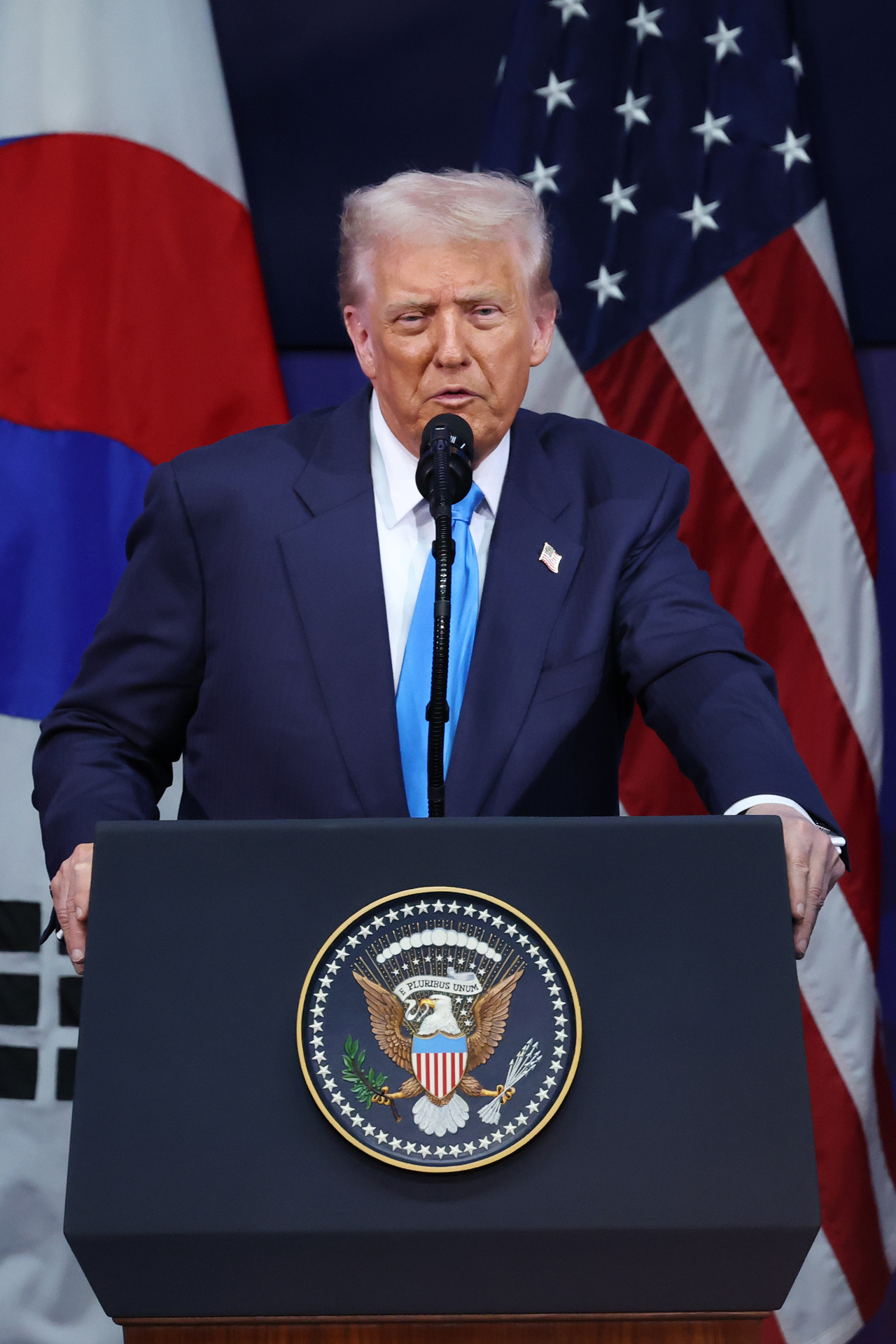 <p>Доналд Тръмп на посещение в Южна Корея.</p>