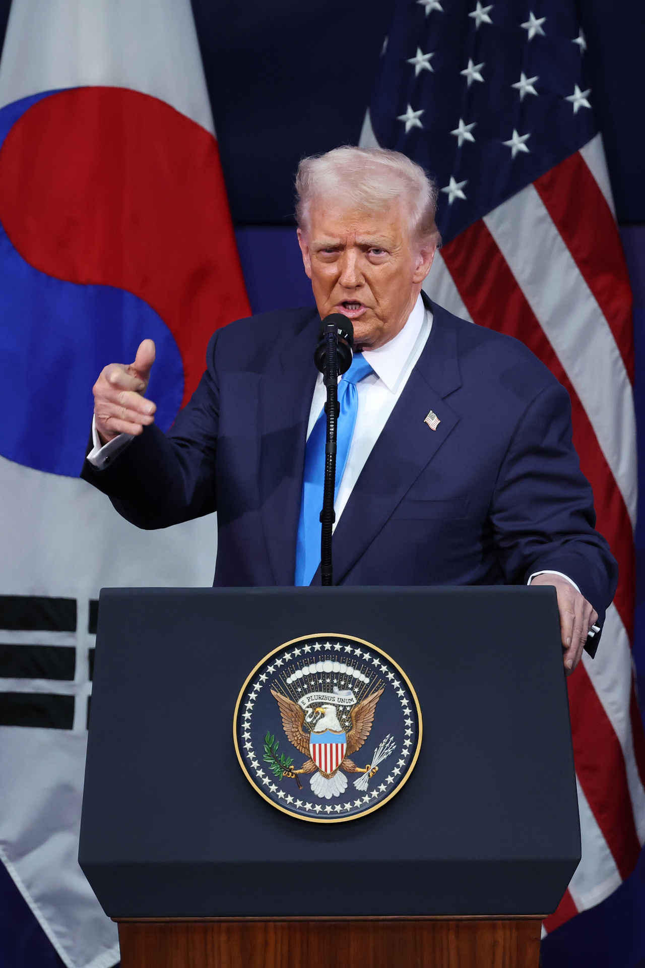 <p>Доналд Тръмп на посещение в Южна Корея.</p>