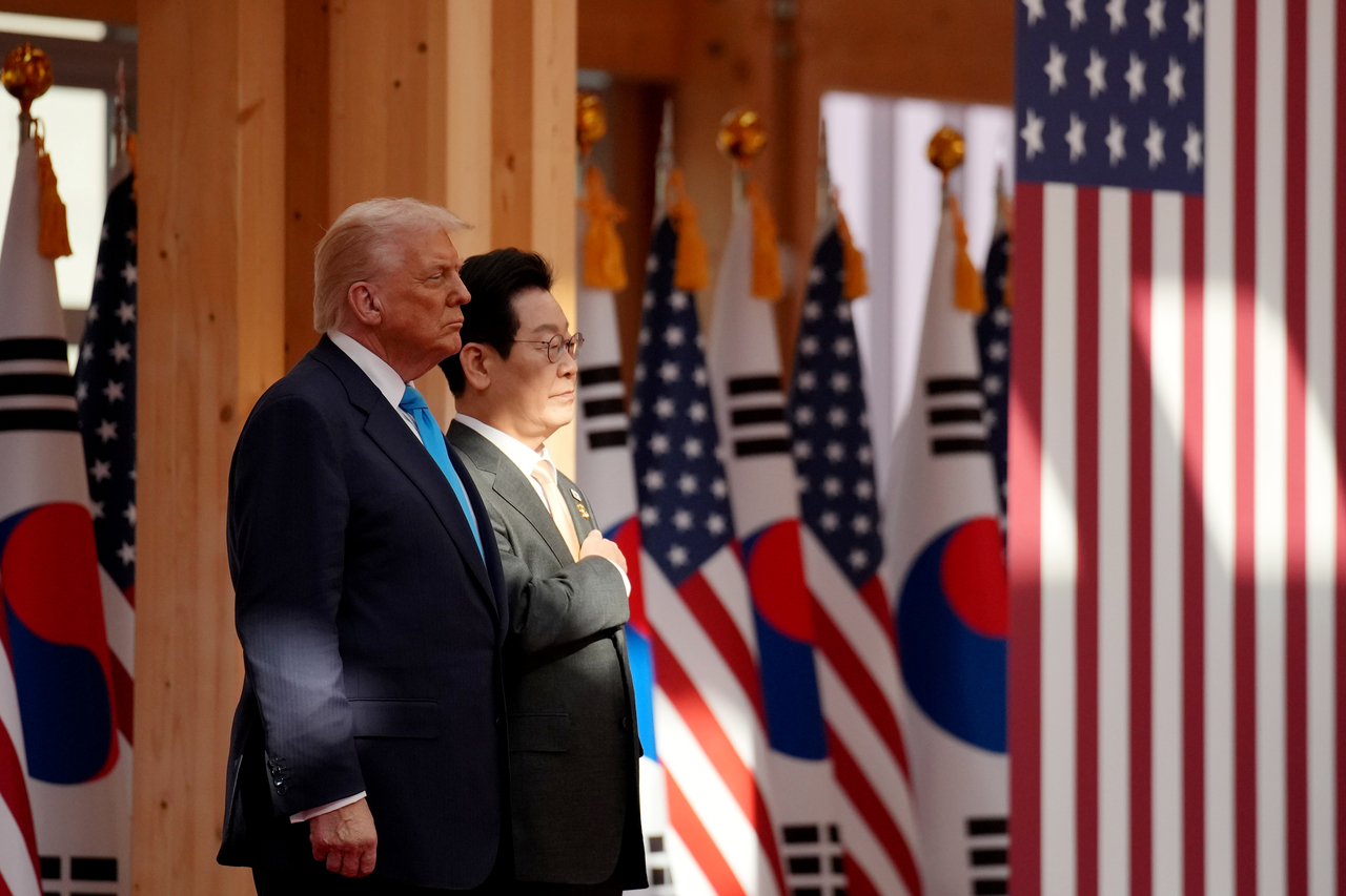 <p>Доналд Тръмп на посещение в Южна Корея.</p>