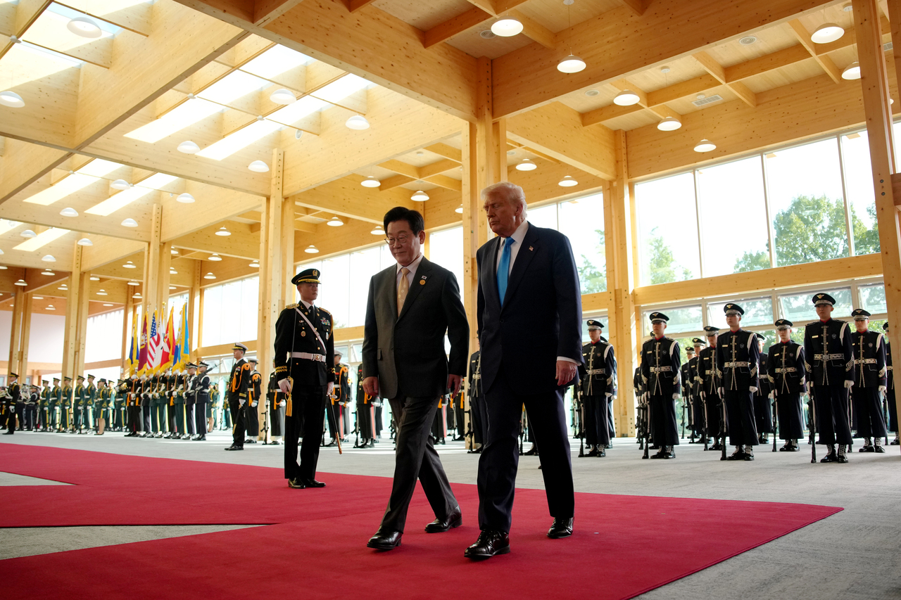 <p>Доналд Тръмп на посещение в Южна Корея.</p>