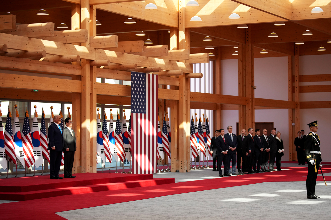 <p>Доналд Тръмп на посещение в Южна Корея.</p>