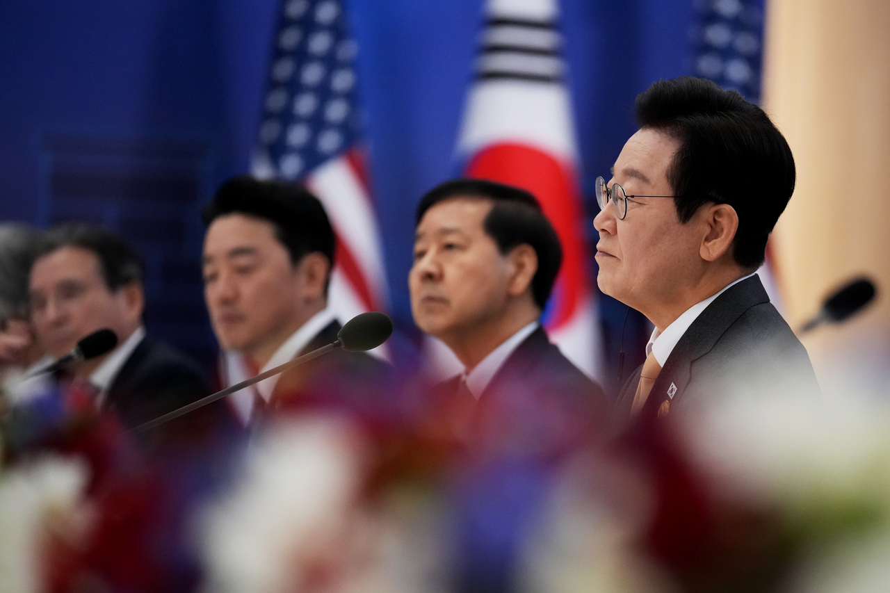 <p>Доналд Тръмп на посещение в Южна Корея.</p>