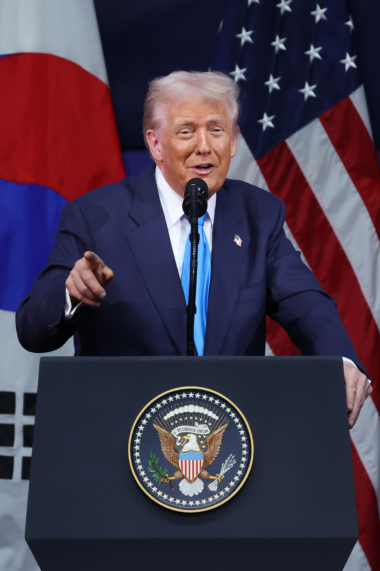 <p>Доналд Тръмп на посещение в Южна Корея.</p>