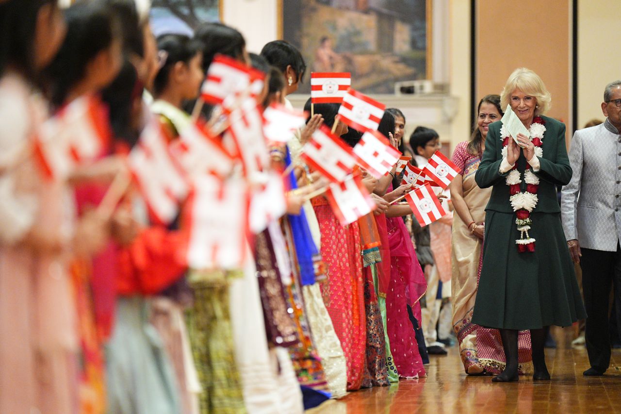 <p>Крал Чарлз III и кралица Камила внесоха кралски блясък в един от най-впечатляващите хиндуистки храмове в Лондон. Поводът &ndash; 30 години от създаването на това духовно средище, известно със своята архитектура и колорит.</p>