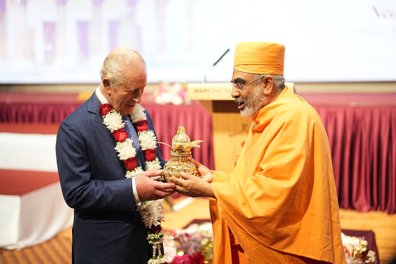 <p>Крал Чарлз III и кралица Камила внесоха кралски блясък в един от най-впечатляващите хиндуистки храмове в Лондон. Поводът &ndash; 30 години от създаването на това духовно средище, известно със своята архитектура и колорит.</p>