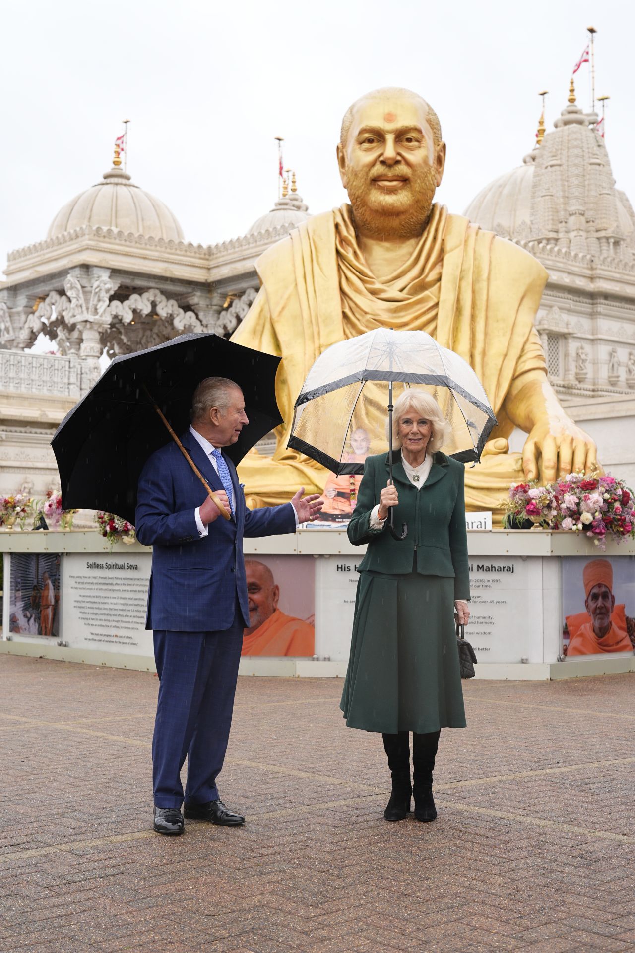 <p>Крал Чарлз III и кралица Камила внесоха кралски блясък в един от най-впечатляващите хиндуистки храмове в Лондон. Поводът &ndash; 30 години от създаването на това духовно средище, известно със своята архитектура и колорит.</p>