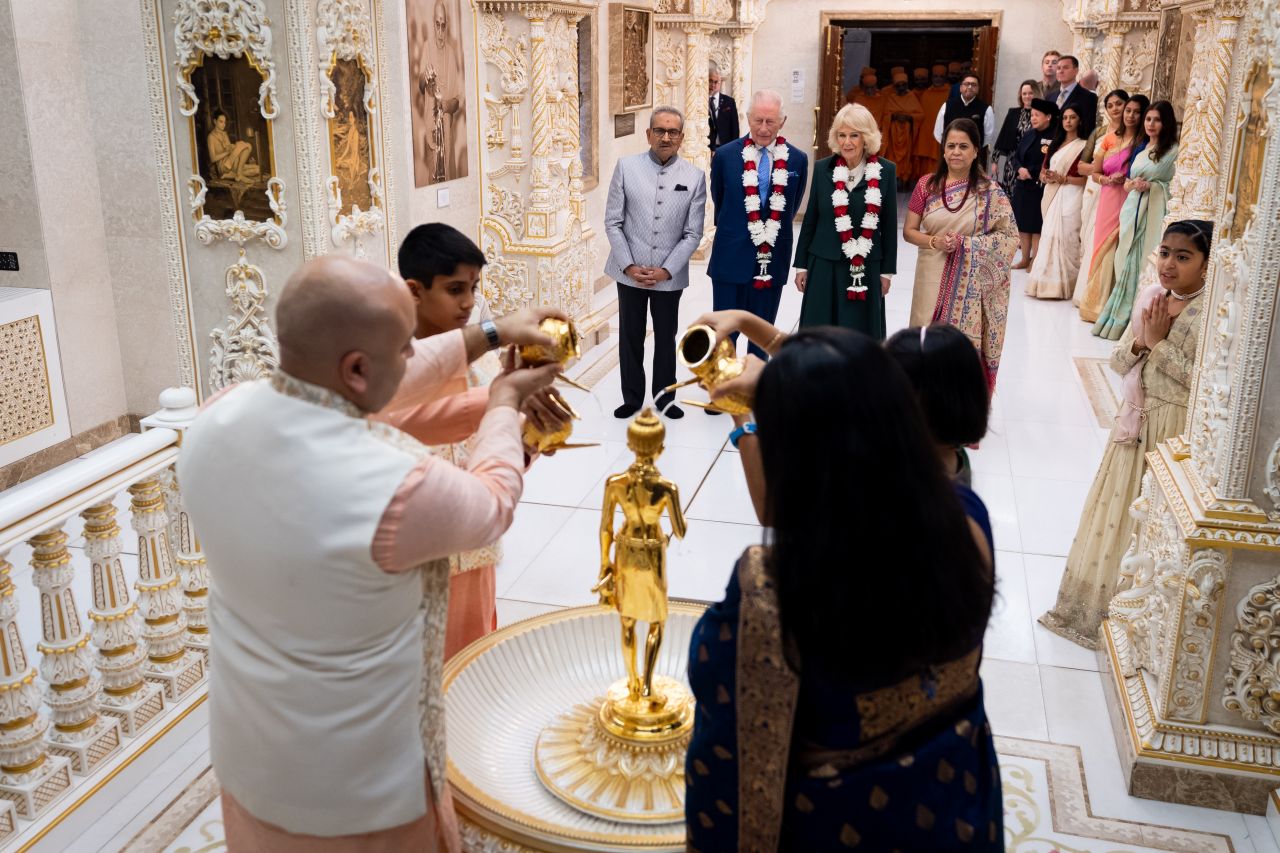 <p>Крал Чарлз III и кралица Камила внесоха кралски блясък в един от най-впечатляващите хиндуистки храмове в Лондон. Поводът &ndash; 30 години от създаването на това духовно средище, известно със своята архитектура и колорит.</p>