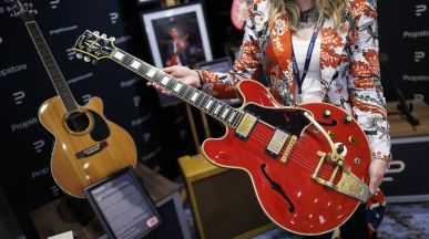 Повредената от Liam китара на Noel беше продадена на търг