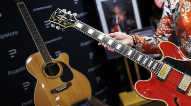 Повредената от Liam китара на Noel беше продадена на търг