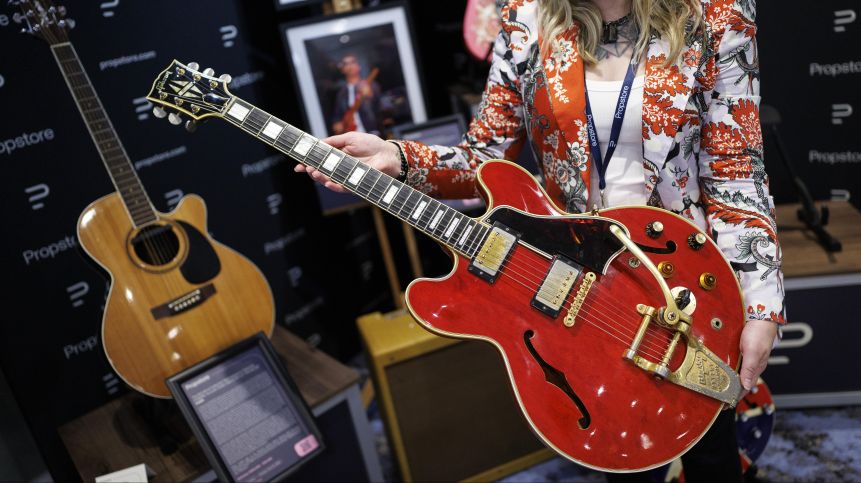 Noel Gallagher guitar