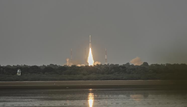 индия - Индия изстрелва най-мощната си ракета – гони Луната и звездите!