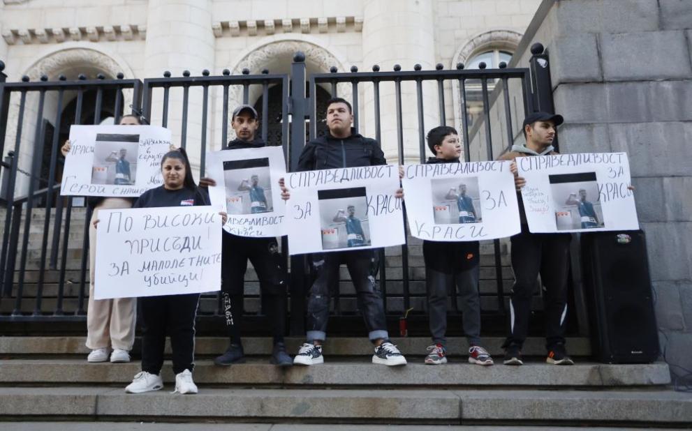 Протестиращи пред Съдебната палата в София настояват за справедлива присъда