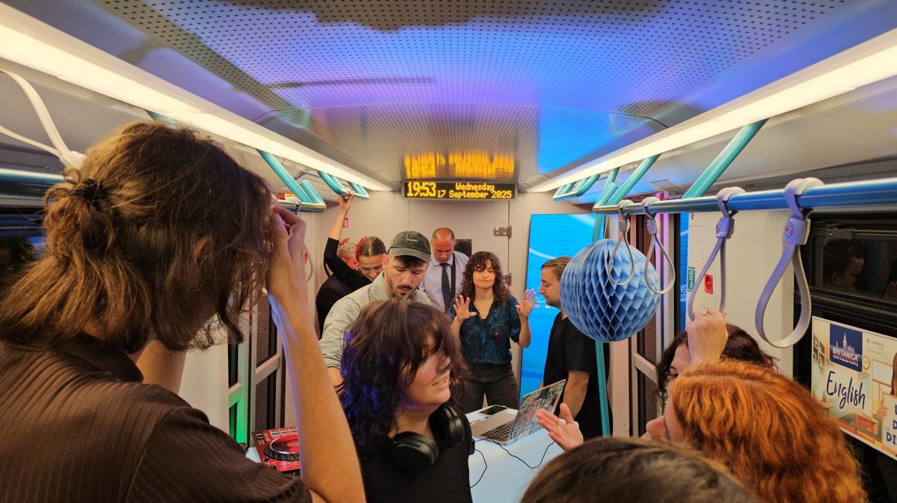 Музикалният трамвай с парти за пълнолетни се завръща в София