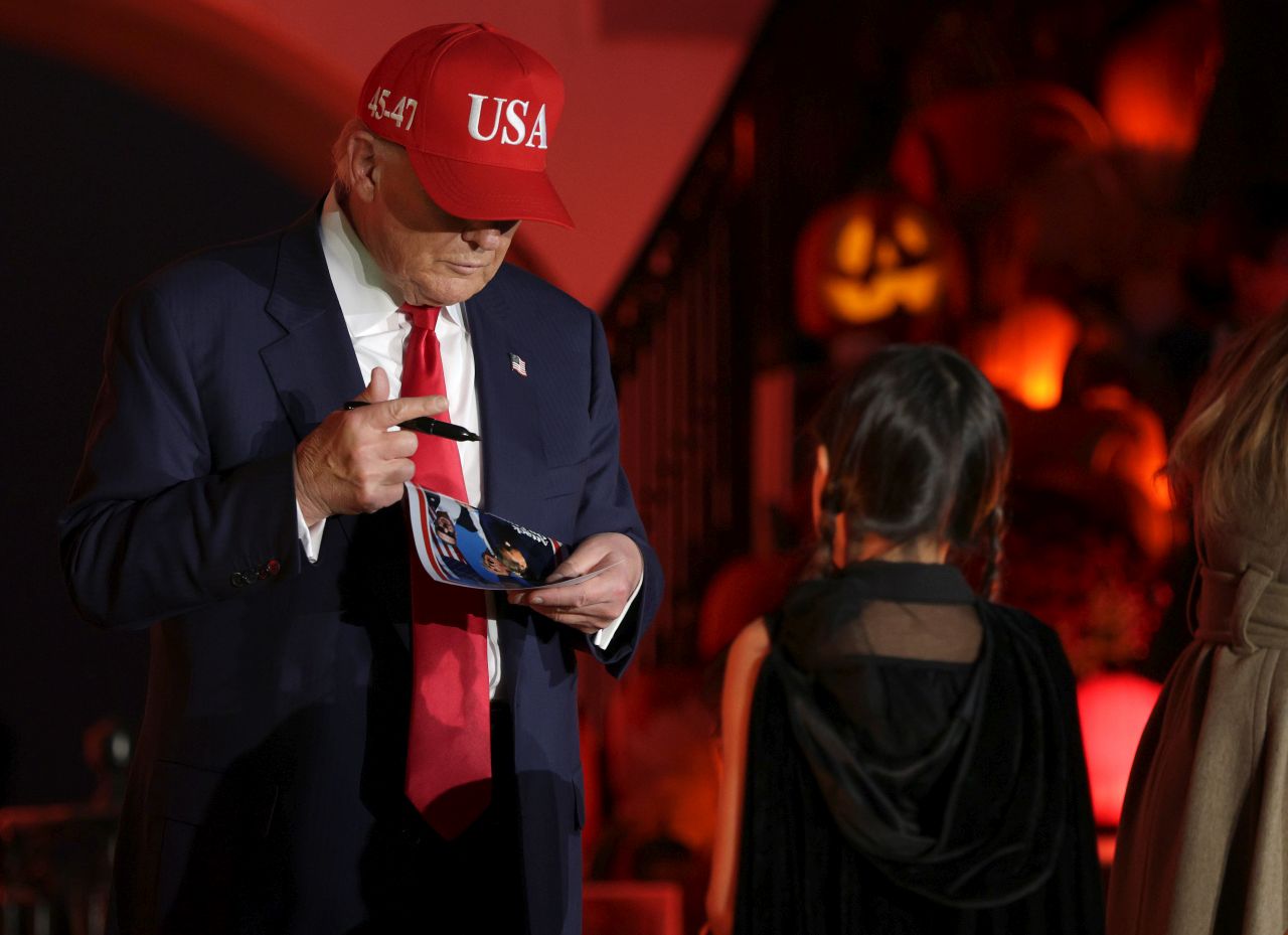 <p>Президентът Доналд Тръмп и първата дама Мелания посрещат костюмирани деца по време на традиционния празник за Хелоуин в Белия дом</p>