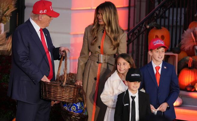 Семейство Тръмп посрещна свои двойници в Белия дом Семейство Тръмп посрещна свои двойници в Белия дом