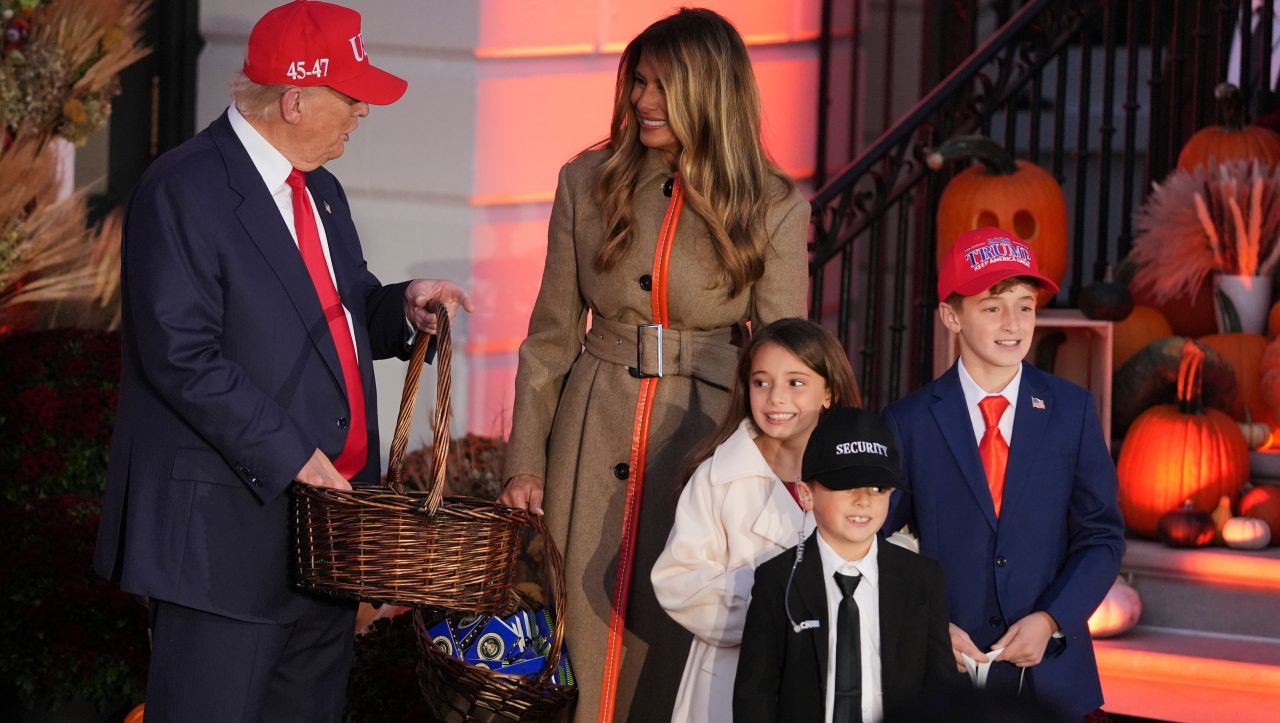 Семейство Тръмп посрещна свои двойници в Белия дом