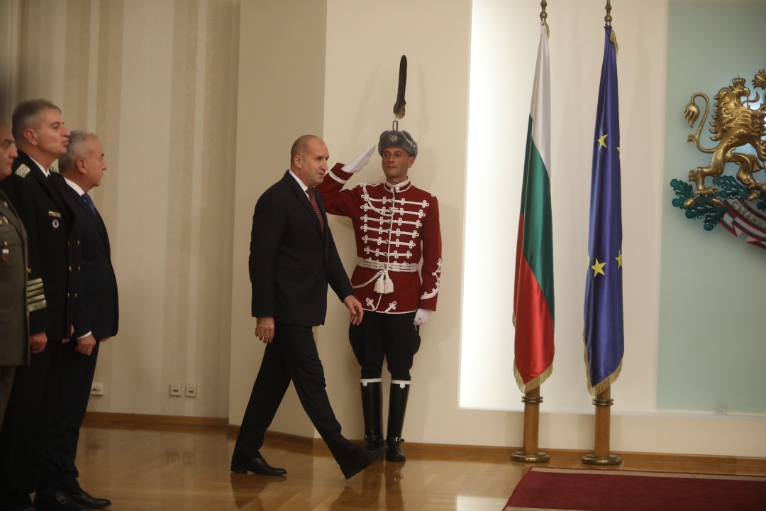 <p>В навечерието на Деня на народните будители държавният глава Румен Радев удостои с Почетния знак на президента български културни дейци. За своя значим принос в областта на науката, образованието, културата и изкуството и по повод кръгли годишнини отличия получиха художникът Емил Стойчев, ученият и културолог проф. Иван Маразов, музикантът и композитор Атанас Стоев, филологът и учен проф. Костадин Динчев, народната певица Бинка Добрева и философът проф. Васил Проданов.</p>