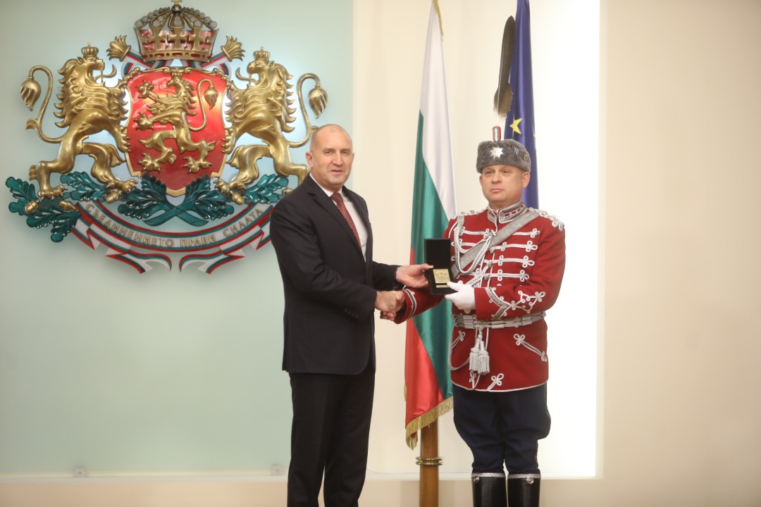 <p>В навечерието на Деня на народните будители държавният глава Румен Радев удостои с Почетния знак на президента български културни дейци. За своя значим принос в областта на науката, образованието, културата и изкуството и по повод кръгли годишнини отличия получиха художникът Емил Стойчев, ученият и културолог проф. Иван Маразов, музикантът и композитор Атанас Стоев, филологът и учен проф. Костадин Динчев, народната певица Бинка Добрева и философът проф. Васил Проданов.</p>