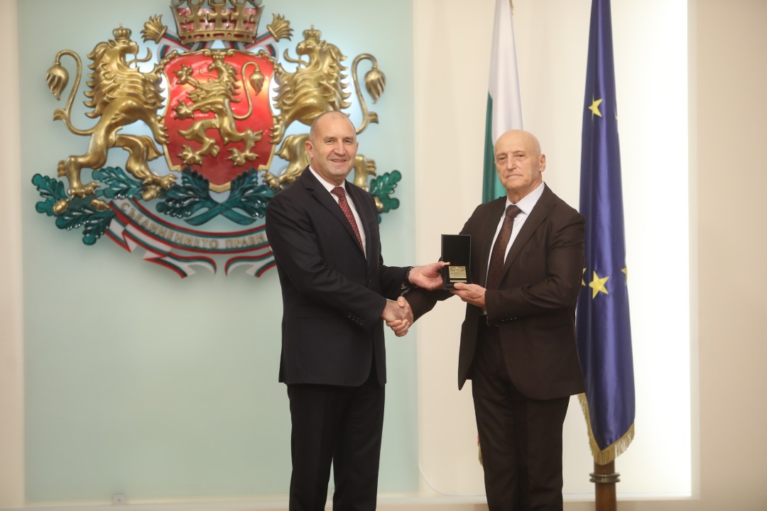 <p>В навечерието на Деня на народните будители държавният глава Румен Радев удостои с Почетния знак на президента български културни дейци. За своя значим принос в областта на науката, образованието, културата и изкуството и по повод кръгли годишнини отличия получиха художникът Емил Стойчев, ученият и културолог проф. Иван Маразов, музикантът и композитор Атанас Стоев, филологът и учен проф. Костадин Динчев, народната певица Бинка Добрева и философът проф. Васил Проданов.</p>