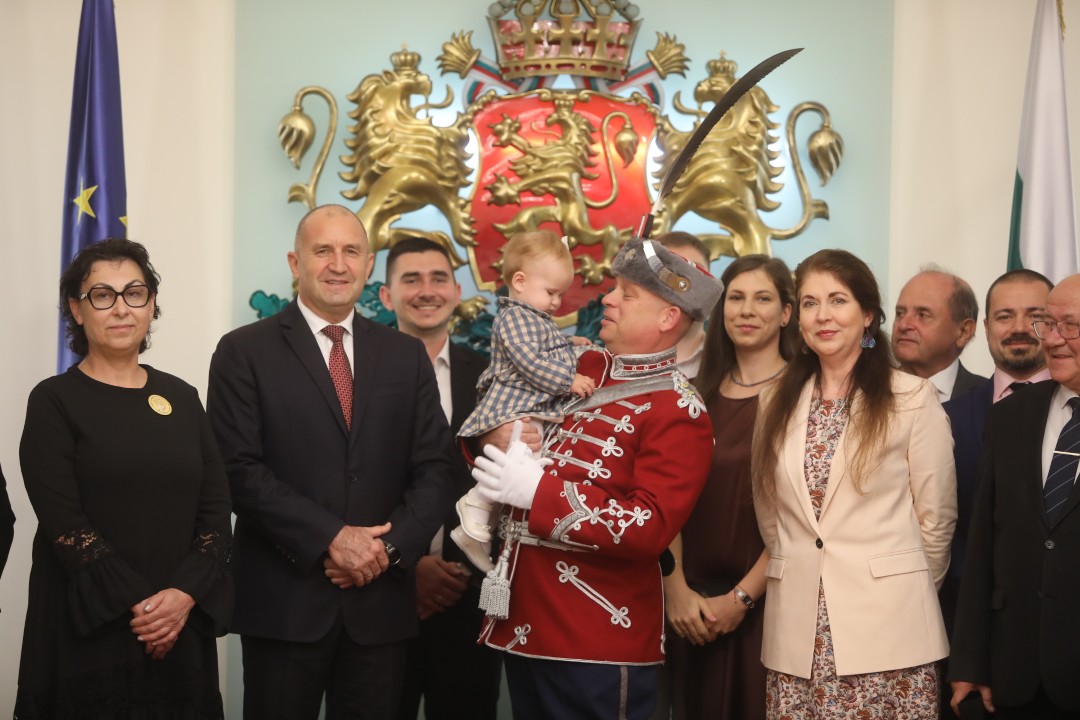 <p>В навечерието на Деня на народните будители държавният глава Румен Радев удостои с Почетния знак на президента български културни дейци. За своя значим принос в областта на науката, образованието, културата и изкуството и по повод кръгли годишнини отличия получиха художникът Емил Стойчев, ученият и културолог проф. Иван Маразов, музикантът и композитор Атанас Стоев, филологът и учен проф. Костадин Динчев, народната певица Бинка Добрева и философът проф. Васил Проданов.</p>