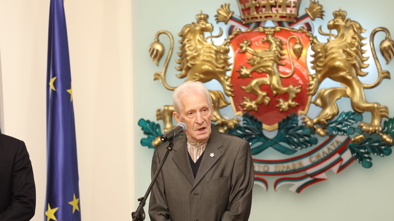 <p>В навечерието на Деня на народните будители държавният глава Румен Радев удостои с Почетния знак на президента български културни дейци. За своя значим принос в областта на науката, образованието, културата и изкуството и по повод кръгли годишнини отличия получиха художникът Емил Стойчев, ученият и културолог проф. Иван Маразов, музикантът и композитор Атанас Стоев, филологът и учен проф. Костадин Динчев, народната певица Бинка Добрева и философът проф. Васил Проданов.</p>