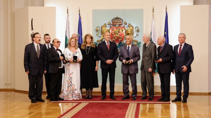 Румен Радев удостои с Почетния знак на... Румен Радев удостои с Почетния знак на...