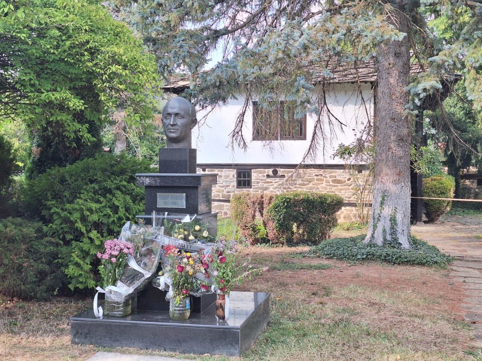 <p>Следи от живот по тези земи има още от времето на траките &ndash; надгробни могили, крепостни останки, както и римски пътища и мостове. Първите заселници вероятно са били от тракийското племе трибали. Името &bdquo;Правец&ldquo; произхожда от старобългарската дума &bdquo;правьць&ldquo; &ndash; &bdquo;прав път&ldquo;, което подсказва и стратегическото значение на мястото и е една от основните причини да се запази и до днес.</p>