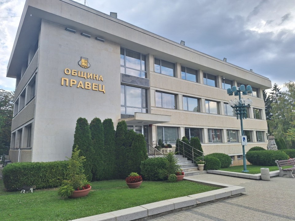 <p>Следи от живот по тези земи има още от времето на траките &ndash; надгробни могили, крепостни останки, както и римски пътища и мостове. Първите заселници вероятно са били от тракийското племе трибали. Името &bdquo;Правец&ldquo; произхожда от старобългарската дума &bdquo;правьць&ldquo; &ndash; &bdquo;прав път&ldquo;, което подсказва и стратегическото значение на мястото и е една от основните причини да се запази и до днес.</p>