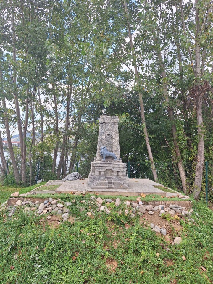 <p>Следи от живот по тези земи има още от времето на траките &ndash; надгробни могили, крепостни останки, както и римски пътища и мостове. Първите заселници вероятно са били от тракийското племе трибали. Името &bdquo;Правец&ldquo; произхожда от старобългарската дума &bdquo;правьць&ldquo; &ndash; &bdquo;прав път&ldquo;, което подсказва и стратегическото значение на мястото и е една от основните причини да се запази и до днес.</p>