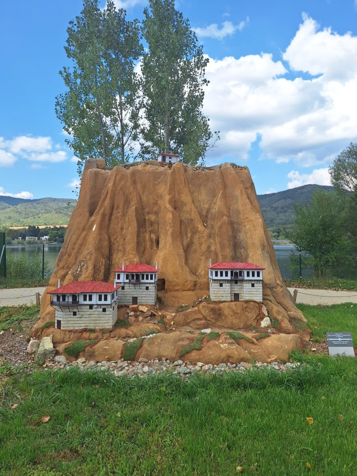 <p>Следи от живот по тези земи има още от времето на траките &ndash; надгробни могили, крепостни останки, както и римски пътища и мостове. Първите заселници вероятно са били от тракийското племе трибали. Името &bdquo;Правец&ldquo; произхожда от старобългарската дума &bdquo;правьць&ldquo; &ndash; &bdquo;прав път&ldquo;, което подсказва и стратегическото значение на мястото и е една от основните причини да се запази и до днес.</p>