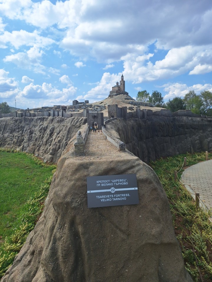 <p>Следи от живот по тези земи има още от времето на траките &ndash; надгробни могили, крепостни останки, както и римски пътища и мостове. Първите заселници вероятно са били от тракийското племе трибали. Името &bdquo;Правец&ldquo; произхожда от старобългарската дума &bdquo;правьць&ldquo; &ndash; &bdquo;прав път&ldquo;, което подсказва и стратегическото значение на мястото и е една от основните причини да се запази и до днес.</p>