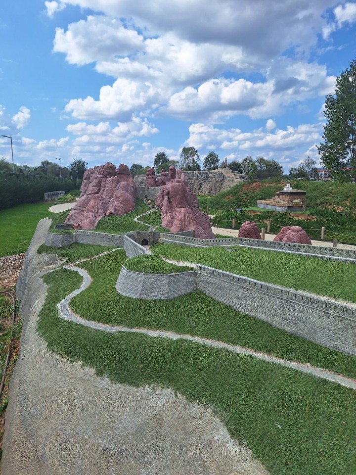 <p>Следи от живот по тези земи има още от времето на траките &ndash; надгробни могили, крепостни останки, както и римски пътища и мостове. Първите заселници вероятно са били от тракийското племе трибали. Името &bdquo;Правец&ldquo; произхожда от старобългарската дума &bdquo;правьць&ldquo; &ndash; &bdquo;прав път&ldquo;, което подсказва и стратегическото значение на мястото и е една от основните причини да се запази и до днес.</p>