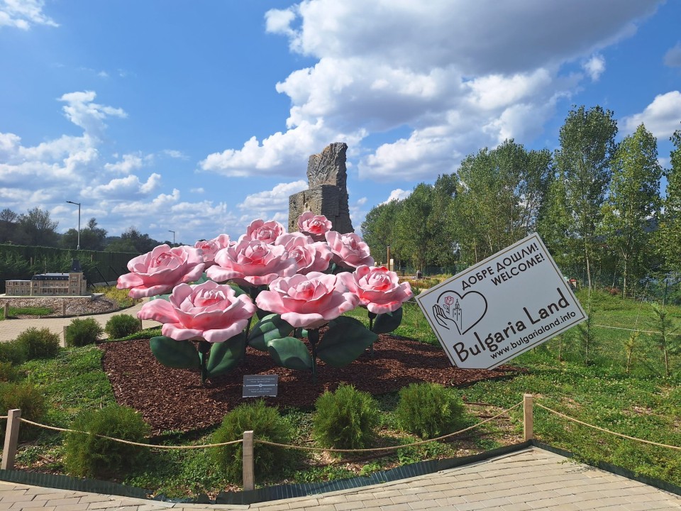 <p>Следи от живот по тези земи има още от времето на траките &ndash; надгробни могили, крепостни останки, както и римски пътища и мостове. Първите заселници вероятно са били от тракийското племе трибали. Името &bdquo;Правец&ldquo; произхожда от старобългарската дума &bdquo;правьць&ldquo; &ndash; &bdquo;прав път&ldquo;, което подсказва и стратегическото значение на мястото и е една от основните причини да се запази и до днес.</p>