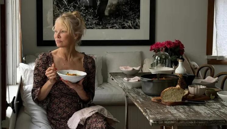 Памела Андерсън - Памела Андерсън бърка оранжева супа от тиква