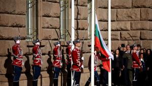 Церемония по издигане на националния флаг