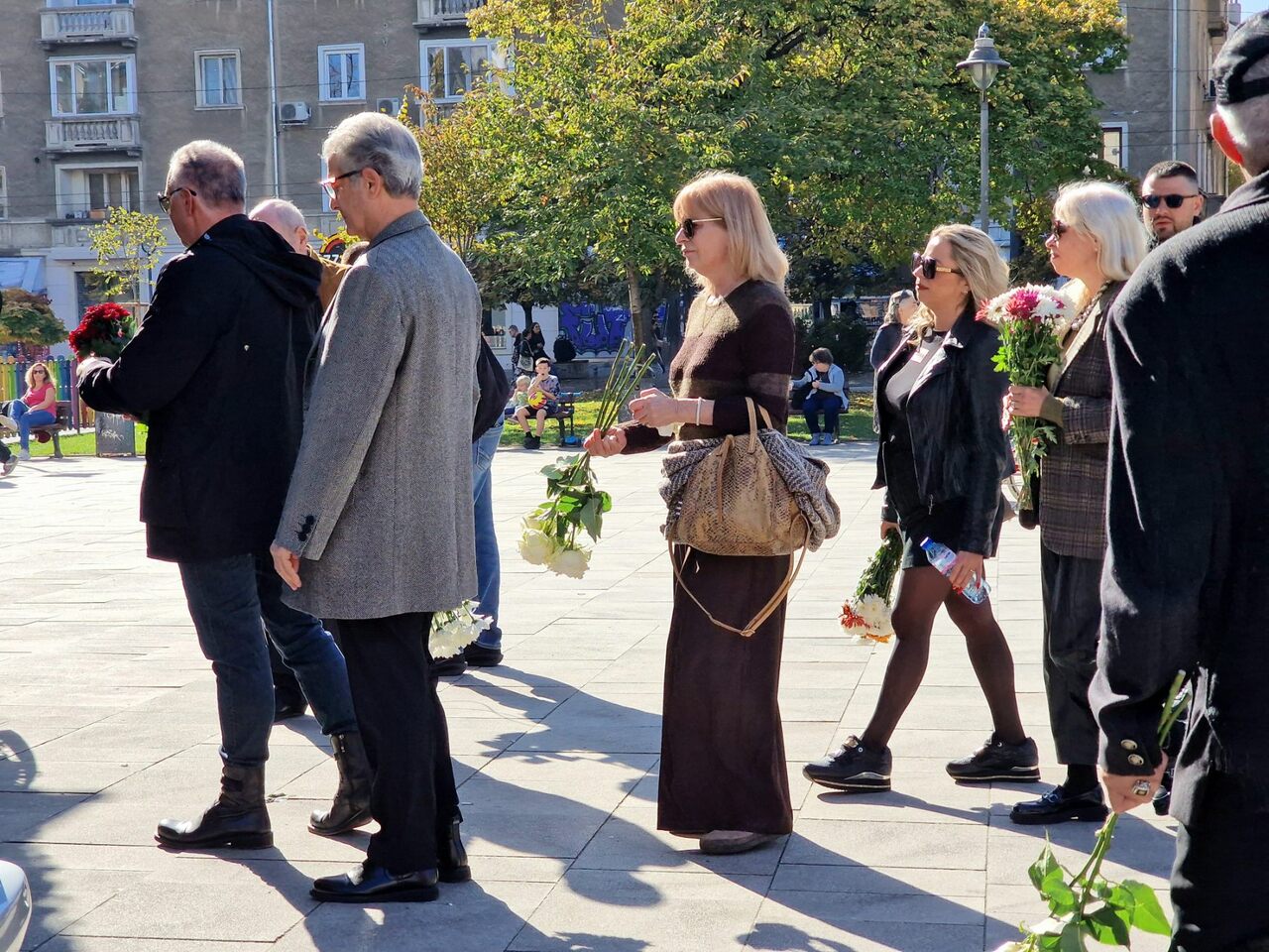 <p>Иван Тенев ще остане вечен с хубавите думи, които е написал. Въпреки годините, които минават, мисля, че стиховете и текстовете му са най-ценното нещо, което ще остане след него. Това каза поп певецът Искрен Пецов на поклонението пред тленните останки на журналиста, художник, текстописец и общественик Иван Тенев.</p>