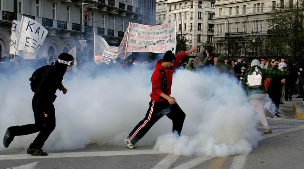 Сблъсъци между полиция и протестиращи пред съда в Солун (ВИДЕО)