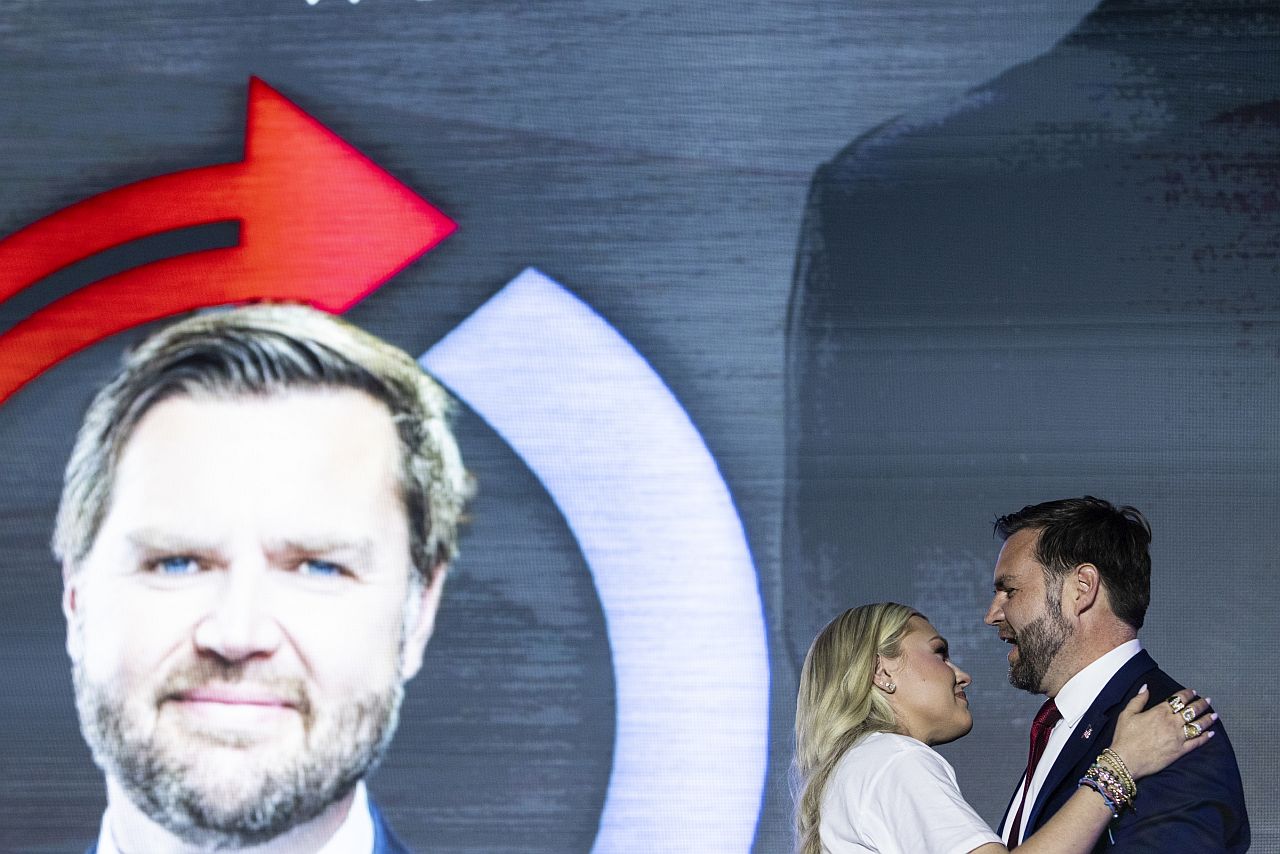 <p>Когато Ванс излезе на сцената, той и Ерика се прегърнаха по интимен начин. Вицепрезидентът постави ръцете си на ханша на Ерика, а тя изглеждапрокара пръстите си през косата му, оставяйки я леко разрошена.</p>