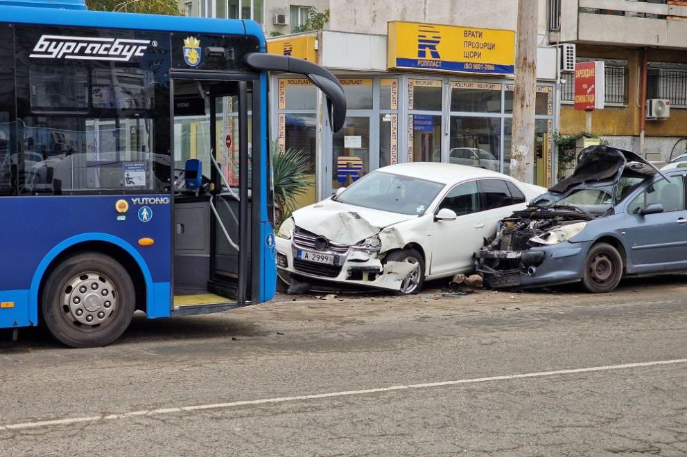Катастрофа между автобус от градския транспорт и няколко автомобила е станала