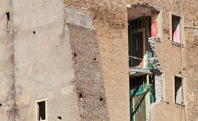 Пожарникари се опитват да спасят затрупан работник под рухналата историческа кула в Рим