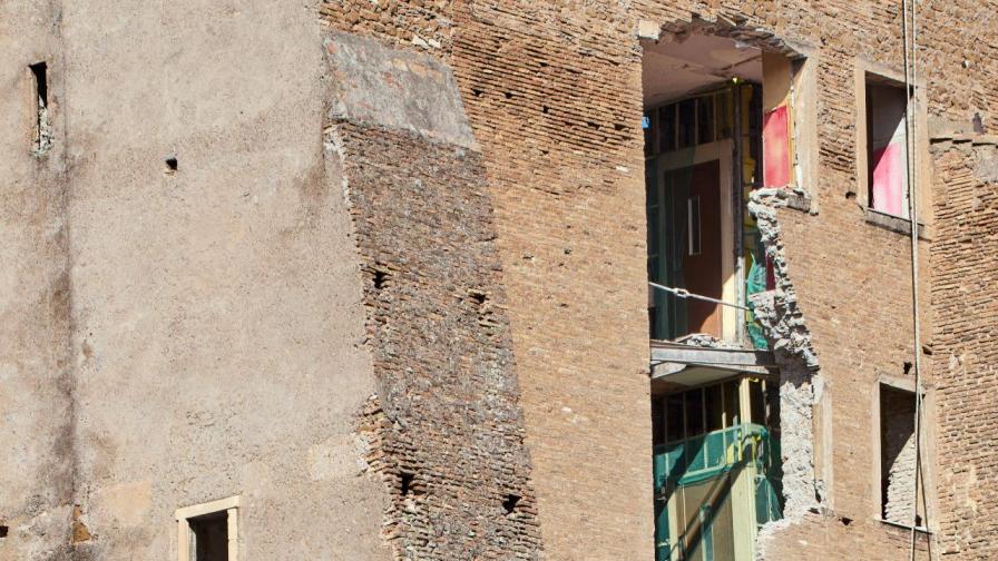 Пожарникари се опитват да спасят затрупан работник под рухналата историческа кула в Рим