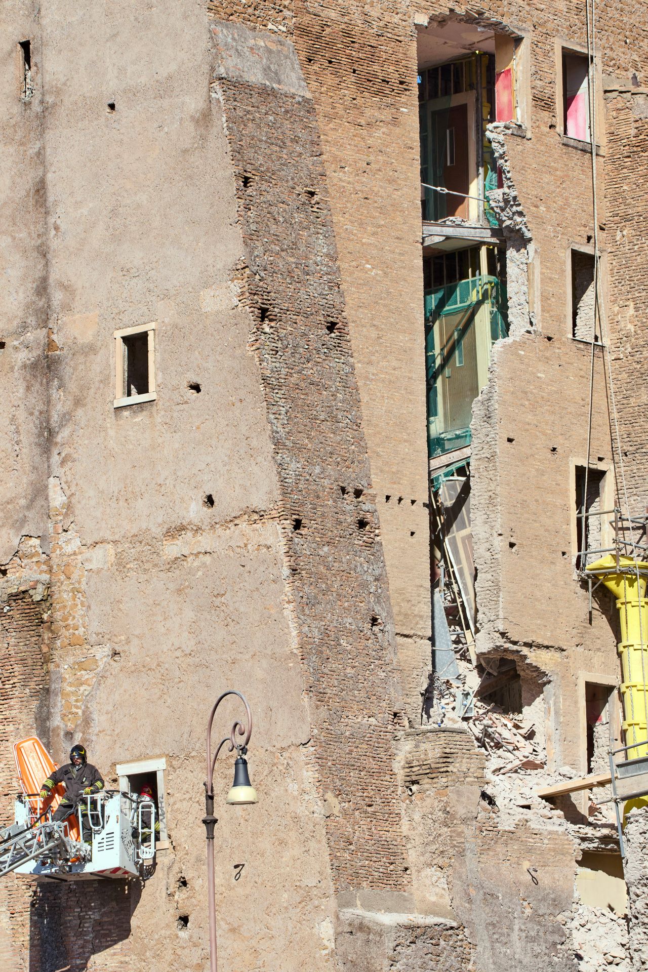 Пожарникари се опитват да спасят затрупан работник под рухналата историческа кула в Рим