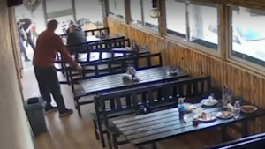 Въоръжен мъж вилня и заплаши клиенти в столичен ресторант