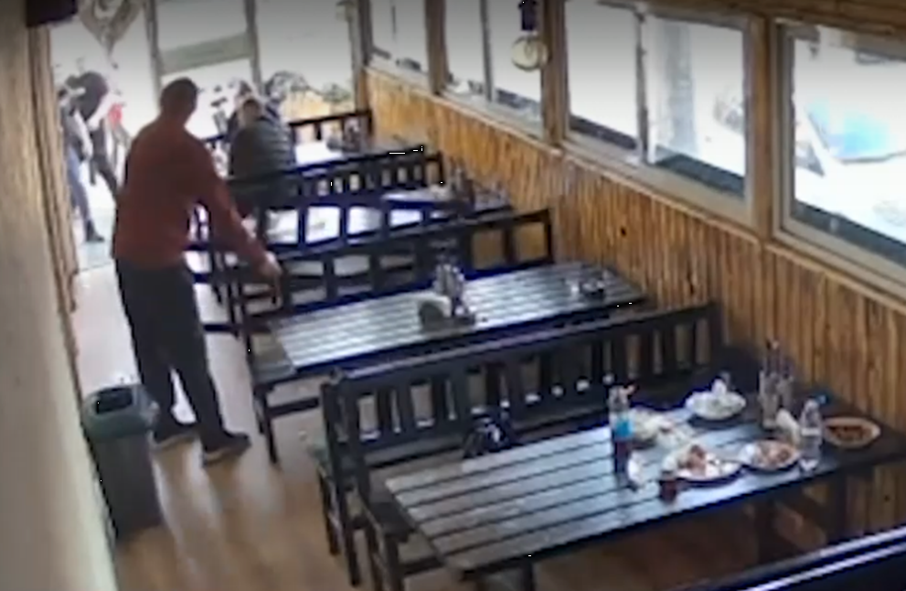 Въоръжен мъж вилня и заплаши клиенти в столичен ресторант. На