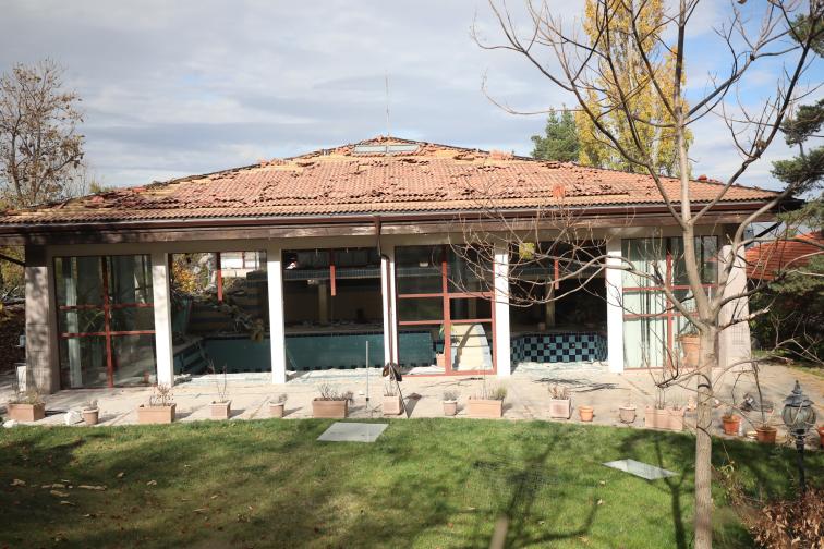 Срутиха напълно бившата резиденция на Ахмед Доган