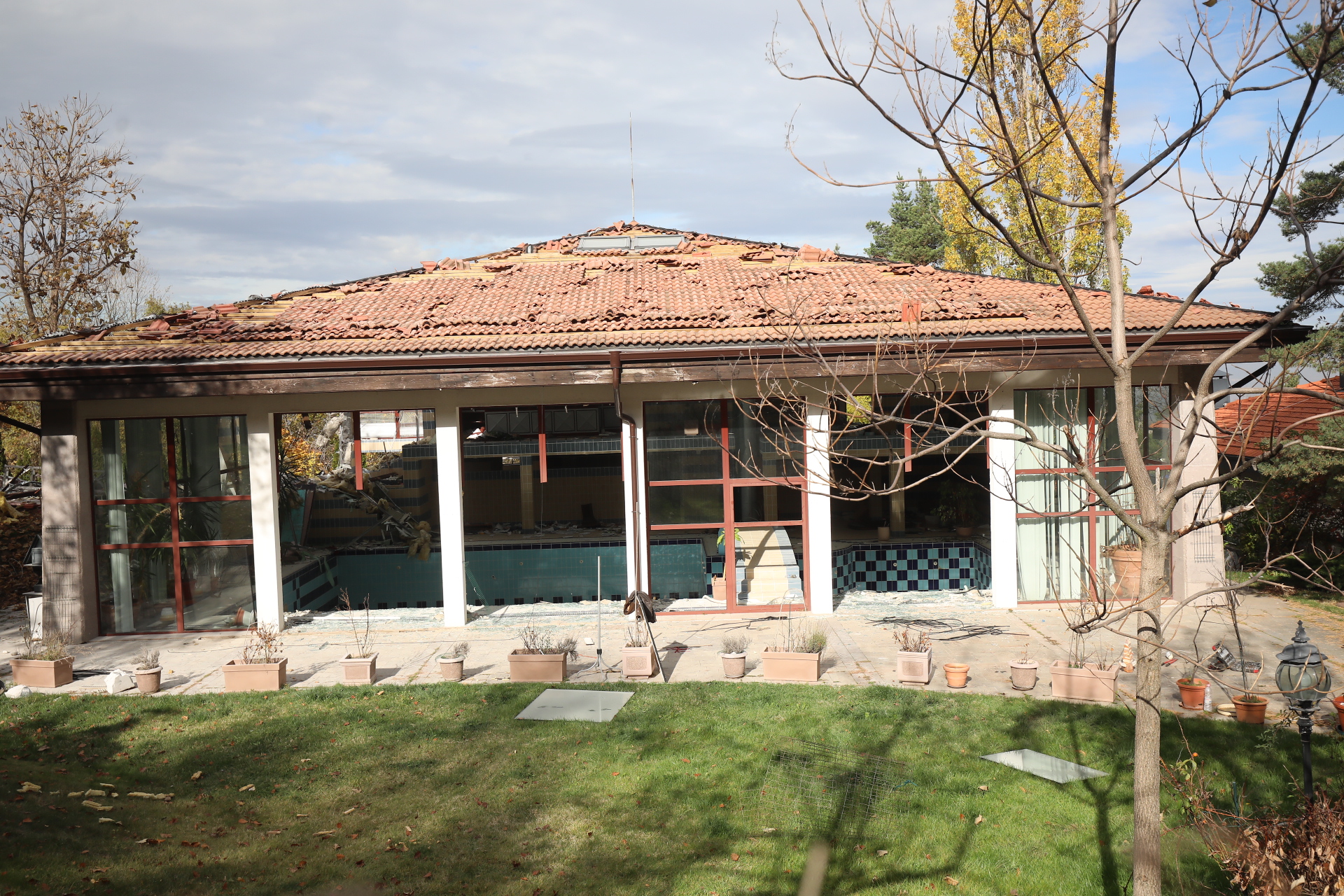 <p>Срутиха напълно бившата резиденция на Ахмед Доган в &quot;Бояна&quot;</p>