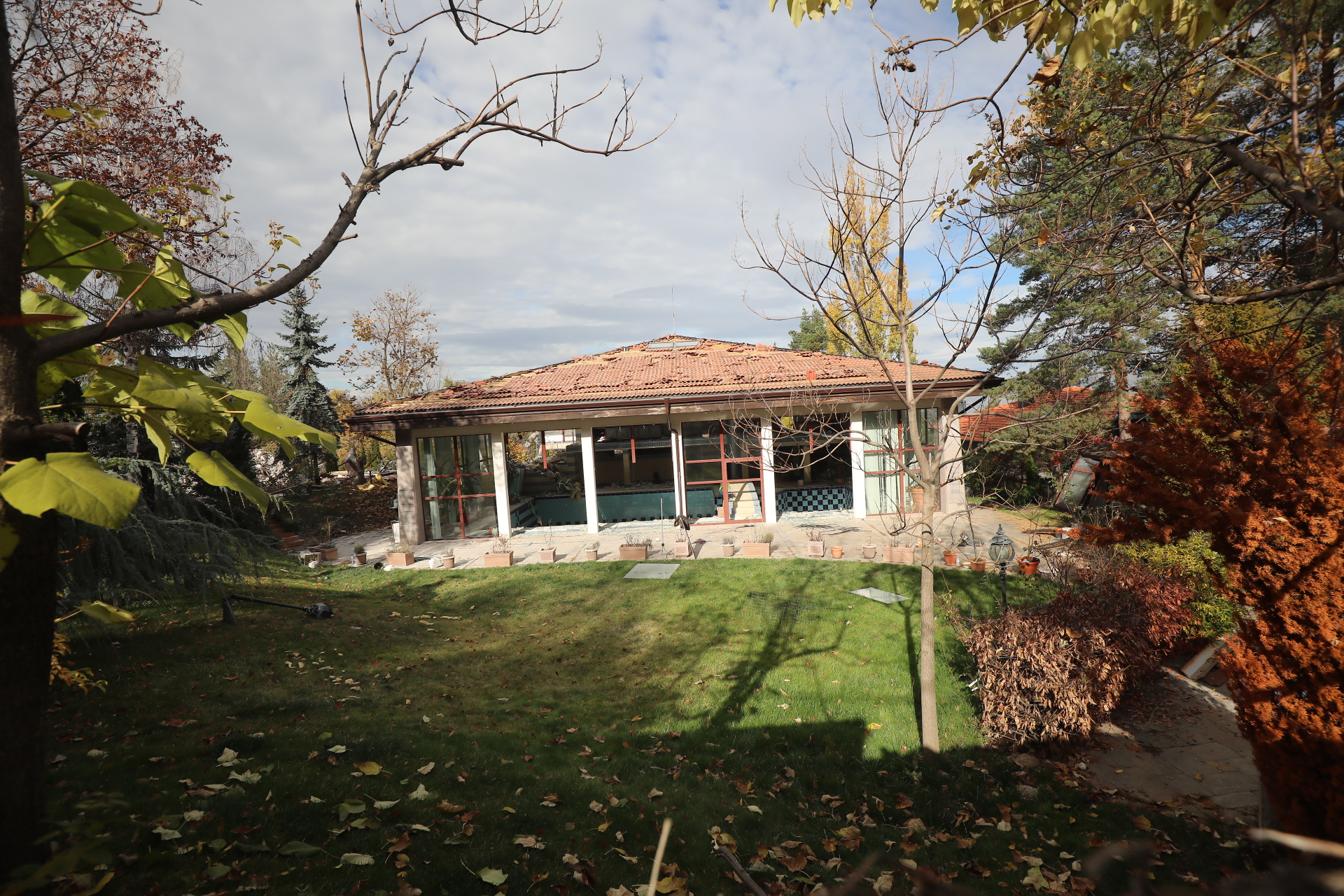 Срутиха напълно бившата резиденция на Ахмед Доган в "Бояна"