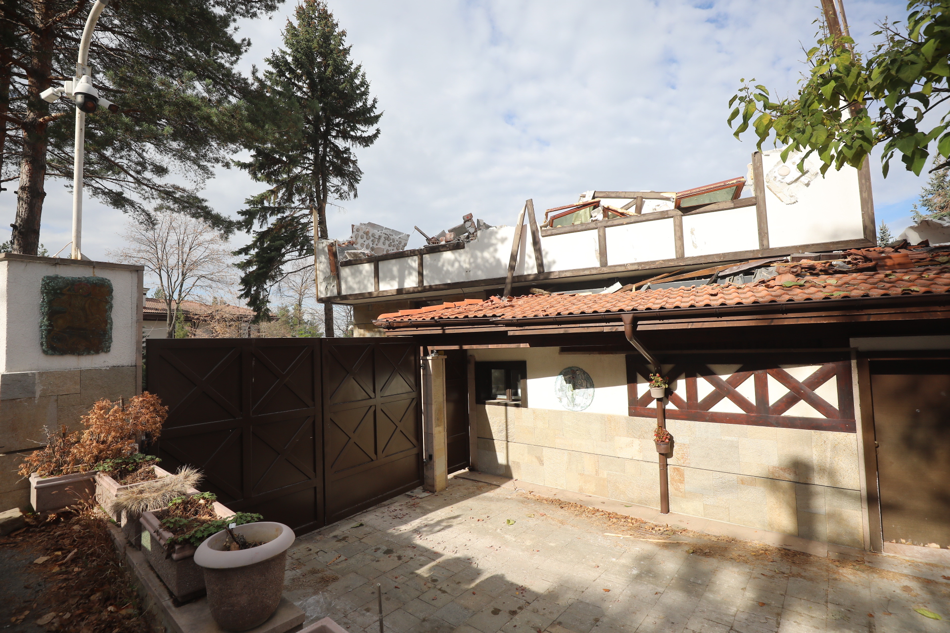 Срутиха напълно бившата резиденция на Ахмед Доган в "Бояна"